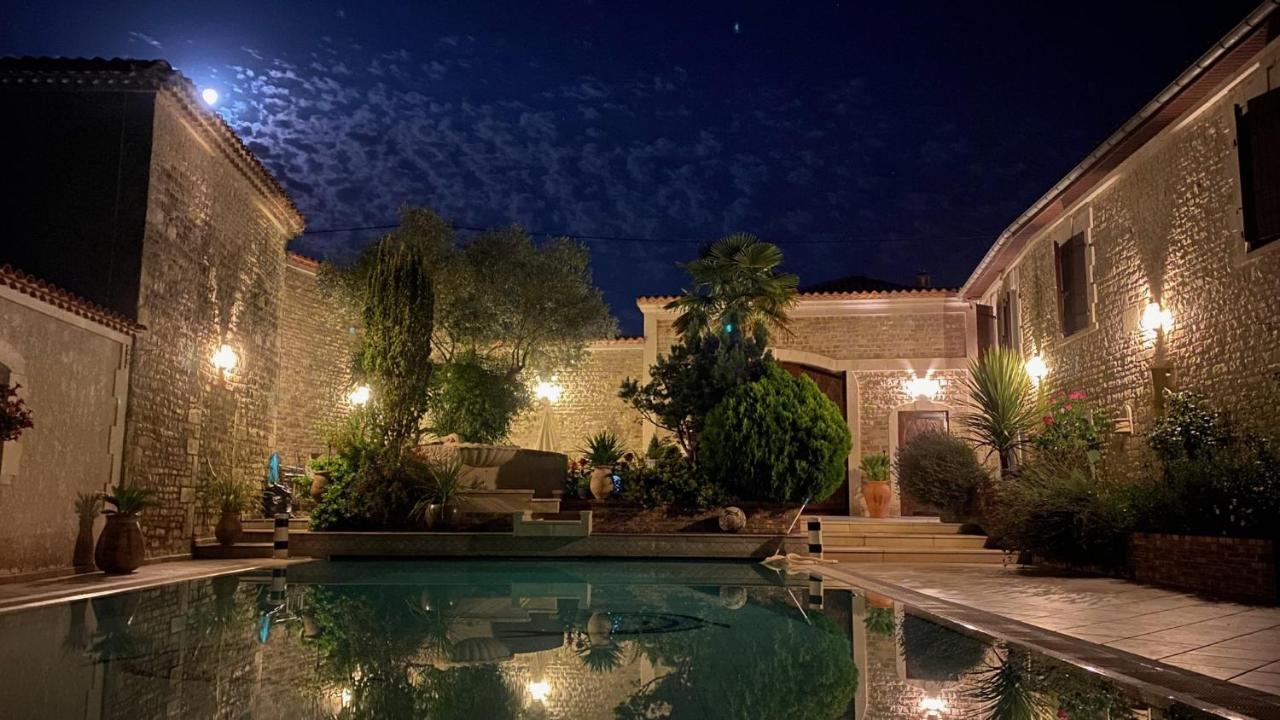 Mansle-les-Fontaines La Fontaine Des Arts B&B 외부 사진
