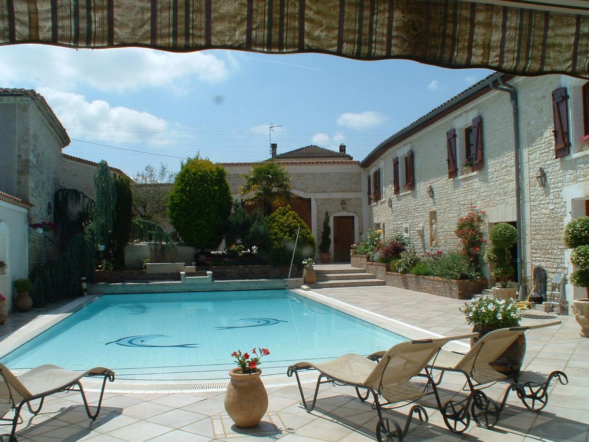 Mansle-les-Fontaines La Fontaine Des Arts B&B 외부 사진