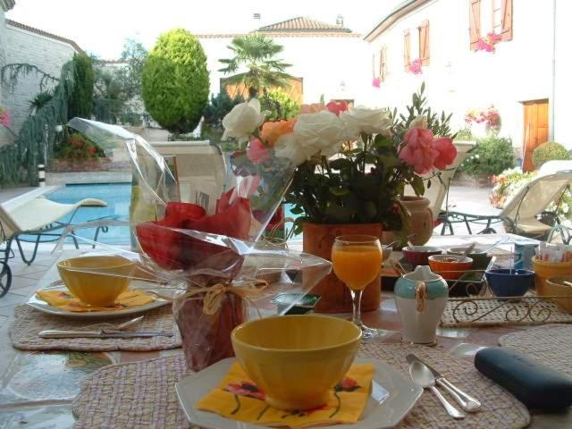 Mansle-les-Fontaines La Fontaine Des Arts B&B 외부 사진