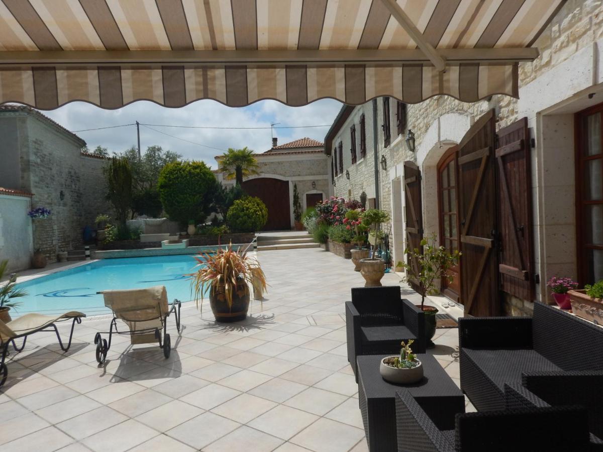 Mansle-les-Fontaines La Fontaine Des Arts B&B 외부 사진